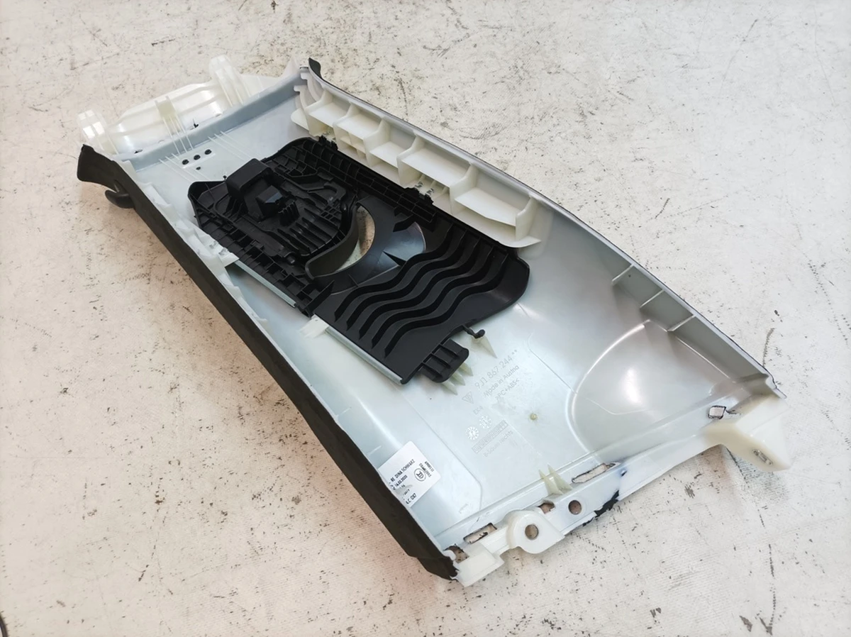 Облицовка стойки B верхняя правая Race-Tex OX7 с повреждением Porsche Taycan 9J1867244C
