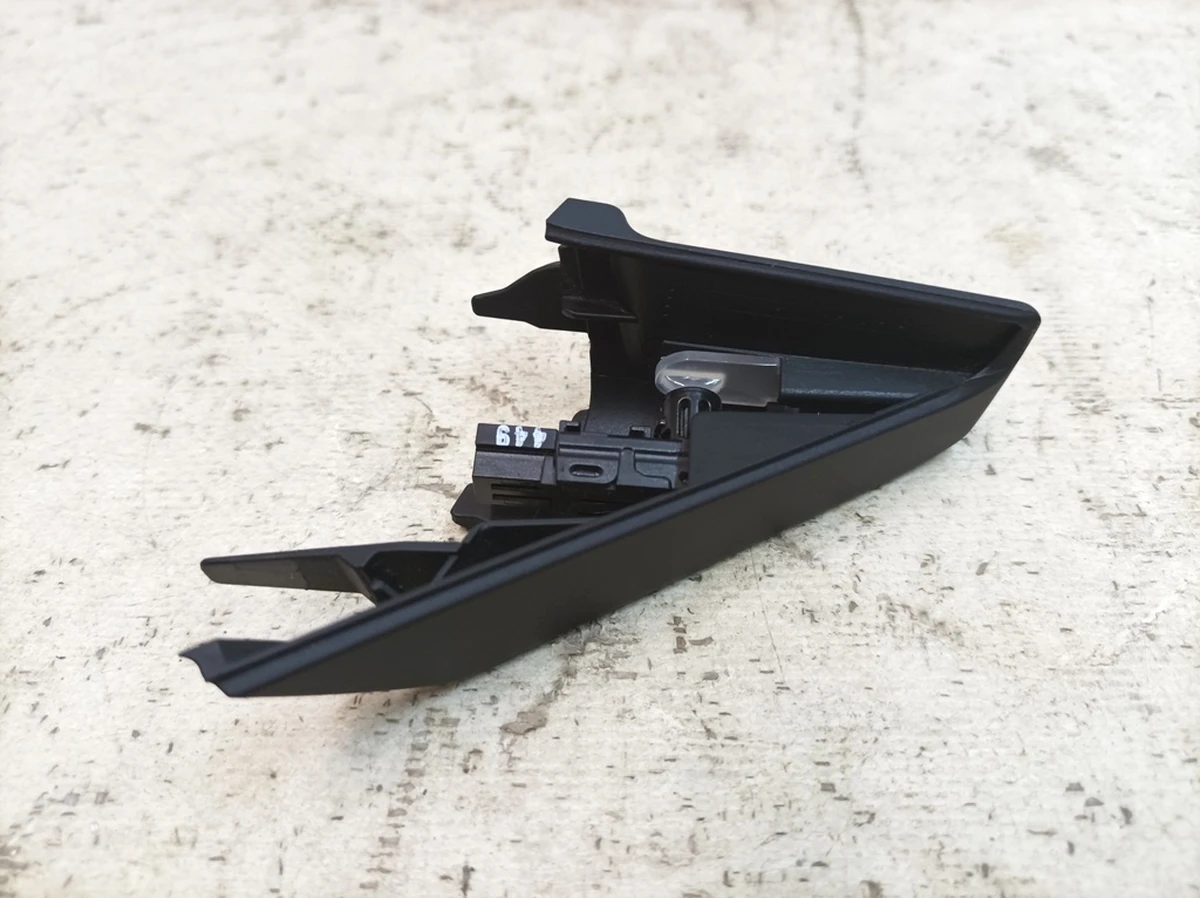 Накладка карти дверей передньої правої з світловою індикацією Porsche Taycan 9J1867394A