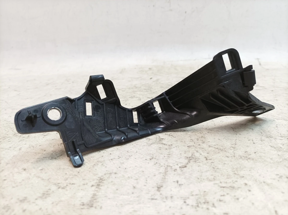 Кронштейн облицовки стойки C левый Porsche Taycan 9J1867891A