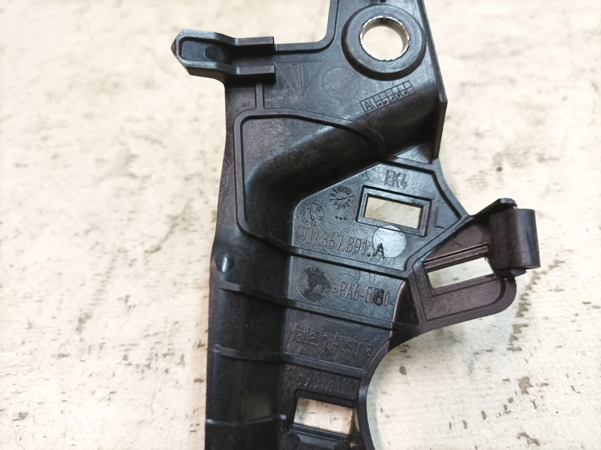 Кронштейн облицовки стойки C левый Porsche Taycan 9J1867891A