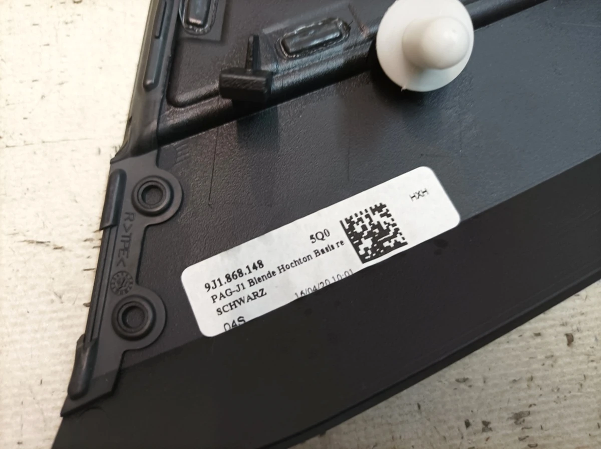 Front panel speaker trim, right 5Q0, assembled with seal Porsche Taycan 9J1868148