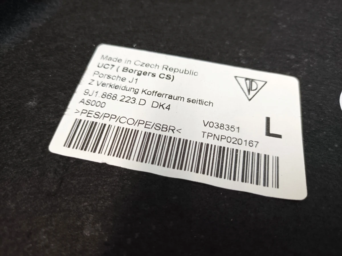 Оббивка багажного відсіку збоку ліва DK4 Porsche Taycan 9J1868223D