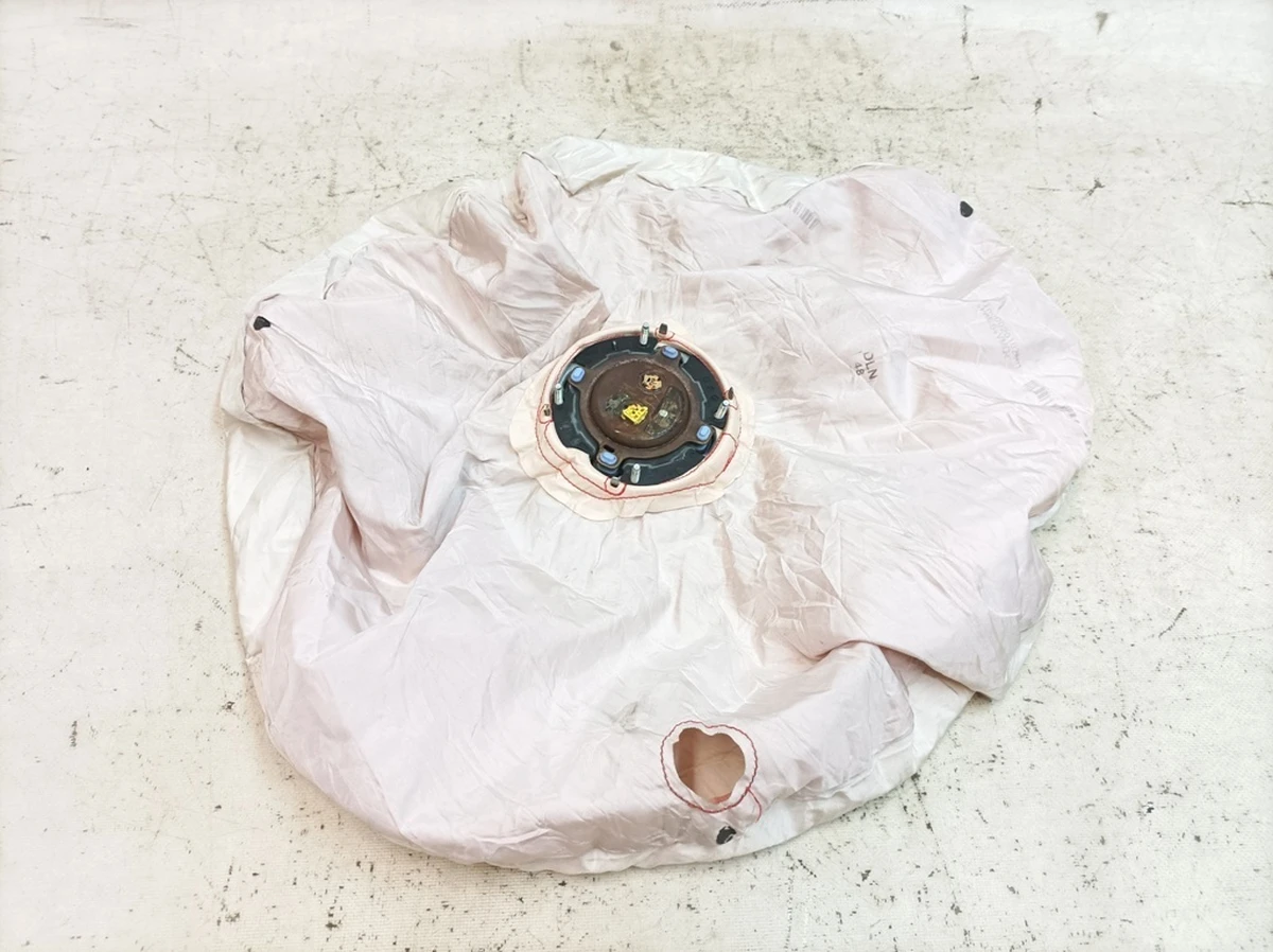 Подушка безпеки керма пошкоджена Porsche Taycan 9J1880201E