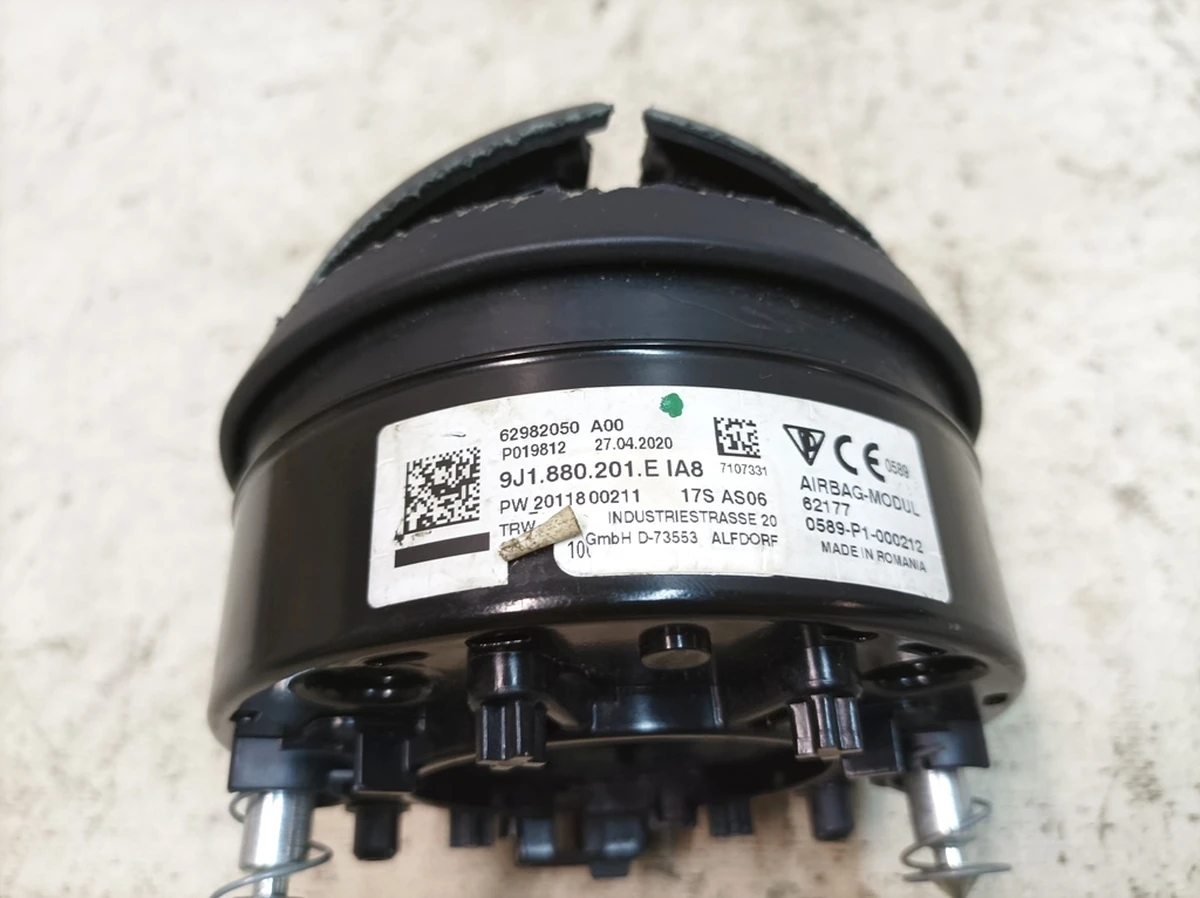 Корпус модуля подушки безпеки керма з пошкодженням Porsche Taycan 9J1880201E