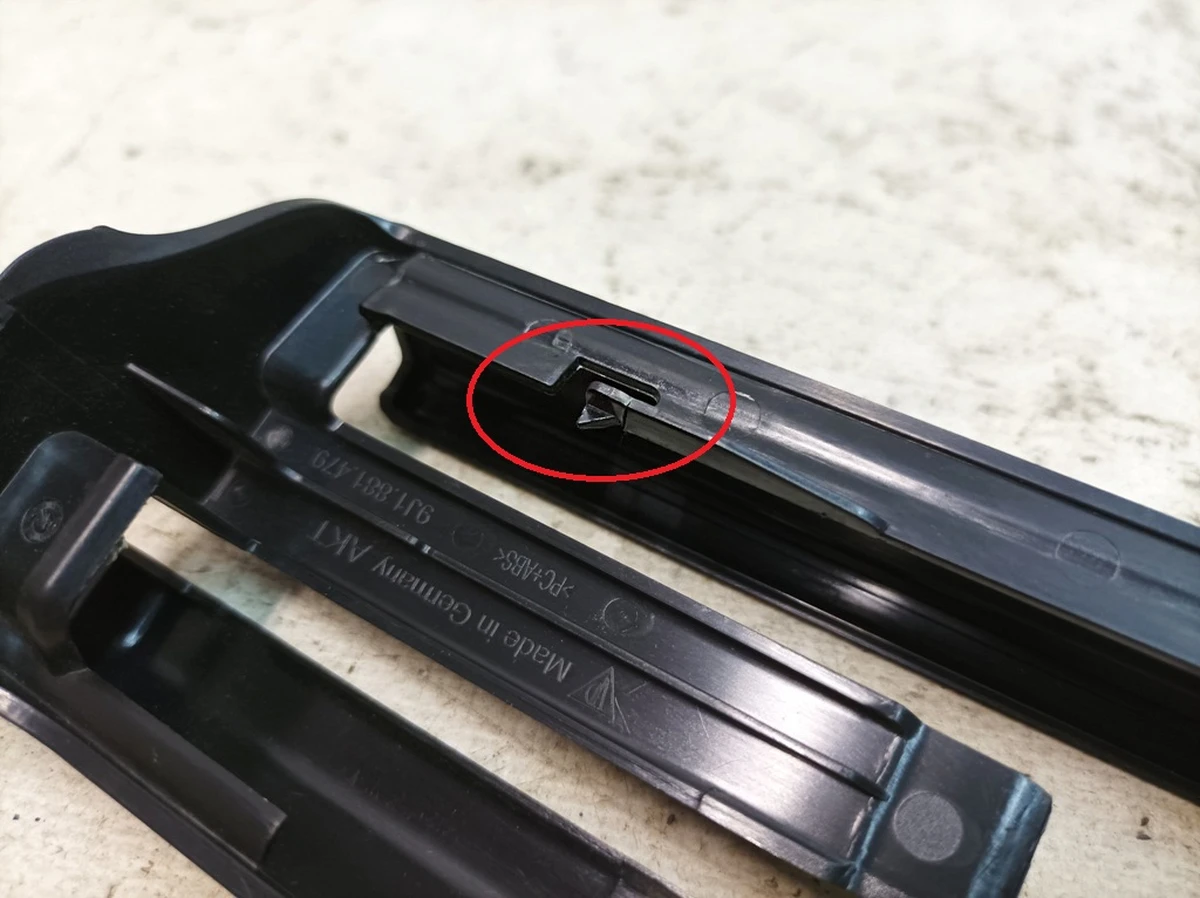 Накладка направляючої сидіння ззаду ліва внутрішня з пошкодженням Porsche Taycan 9J1881479