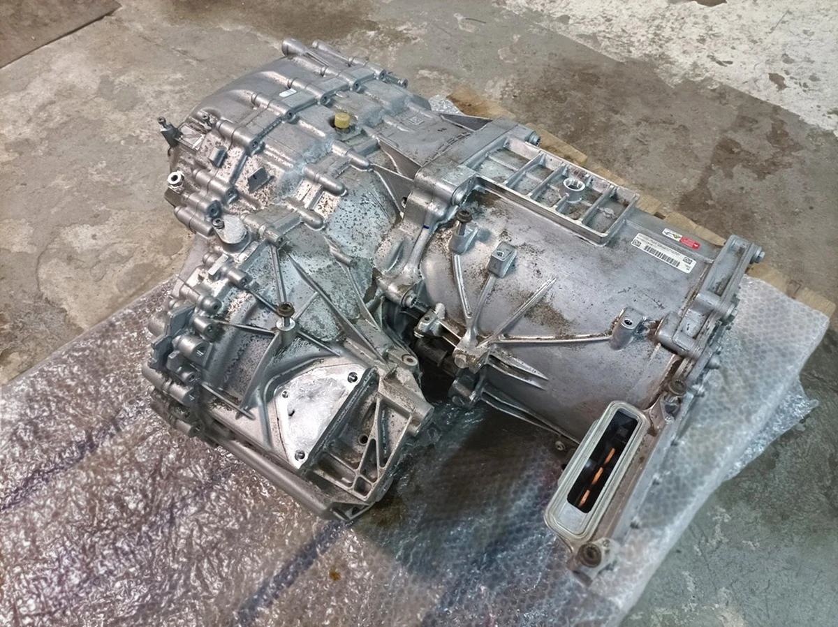 Мотор задній у зборі з блоком перемикання передач 245/210 Porsche Taycan 9J1901141A