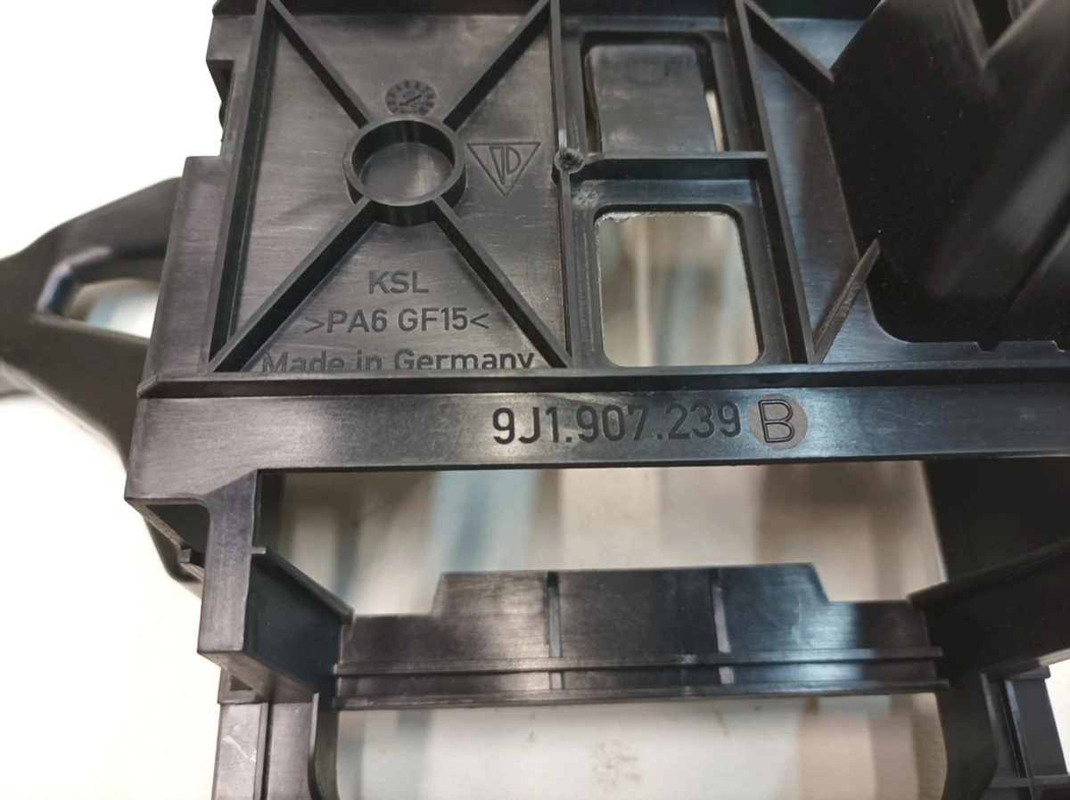 Кронштейн блока управления Porsche Taycan 9J1907239B