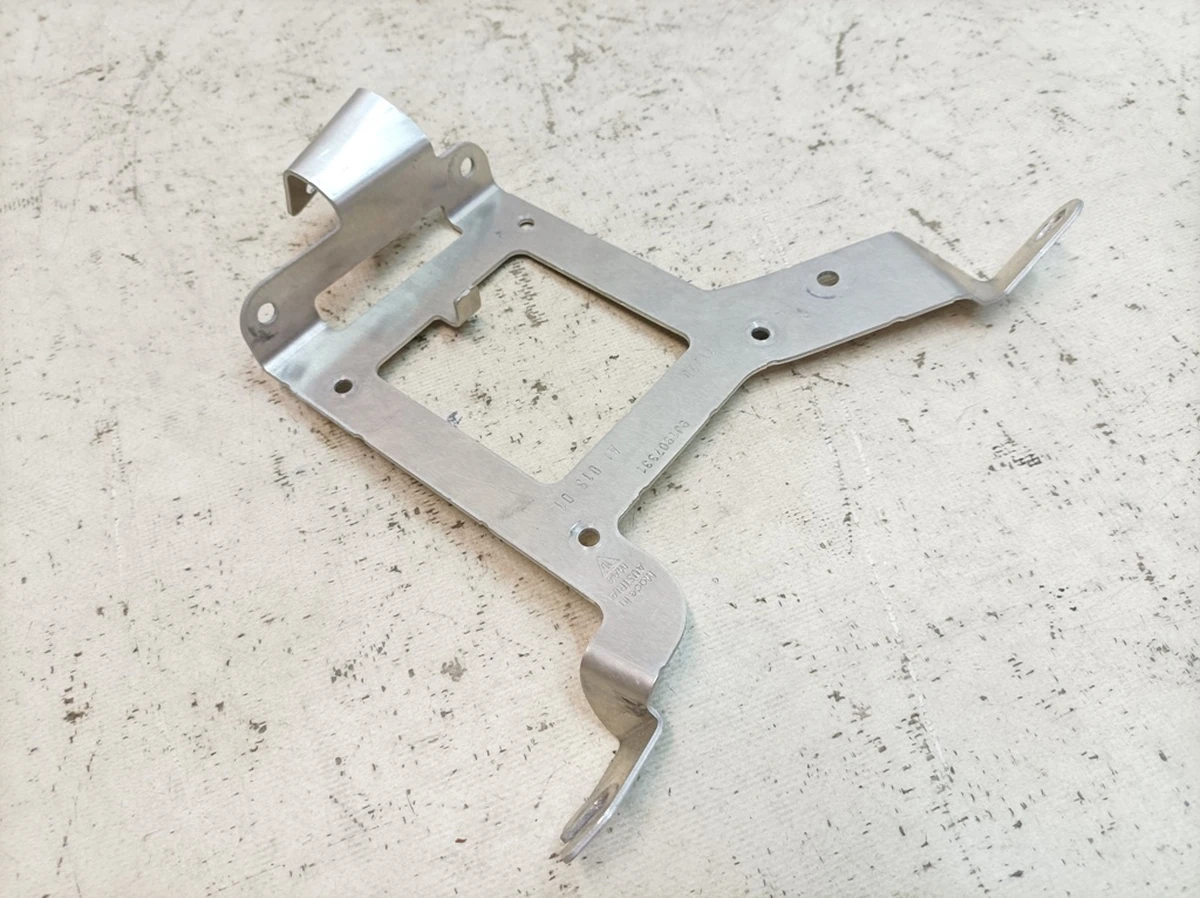 Кронштейн блока управления системы регулирования дорожного просвета Porsche Taycan 9J1907331