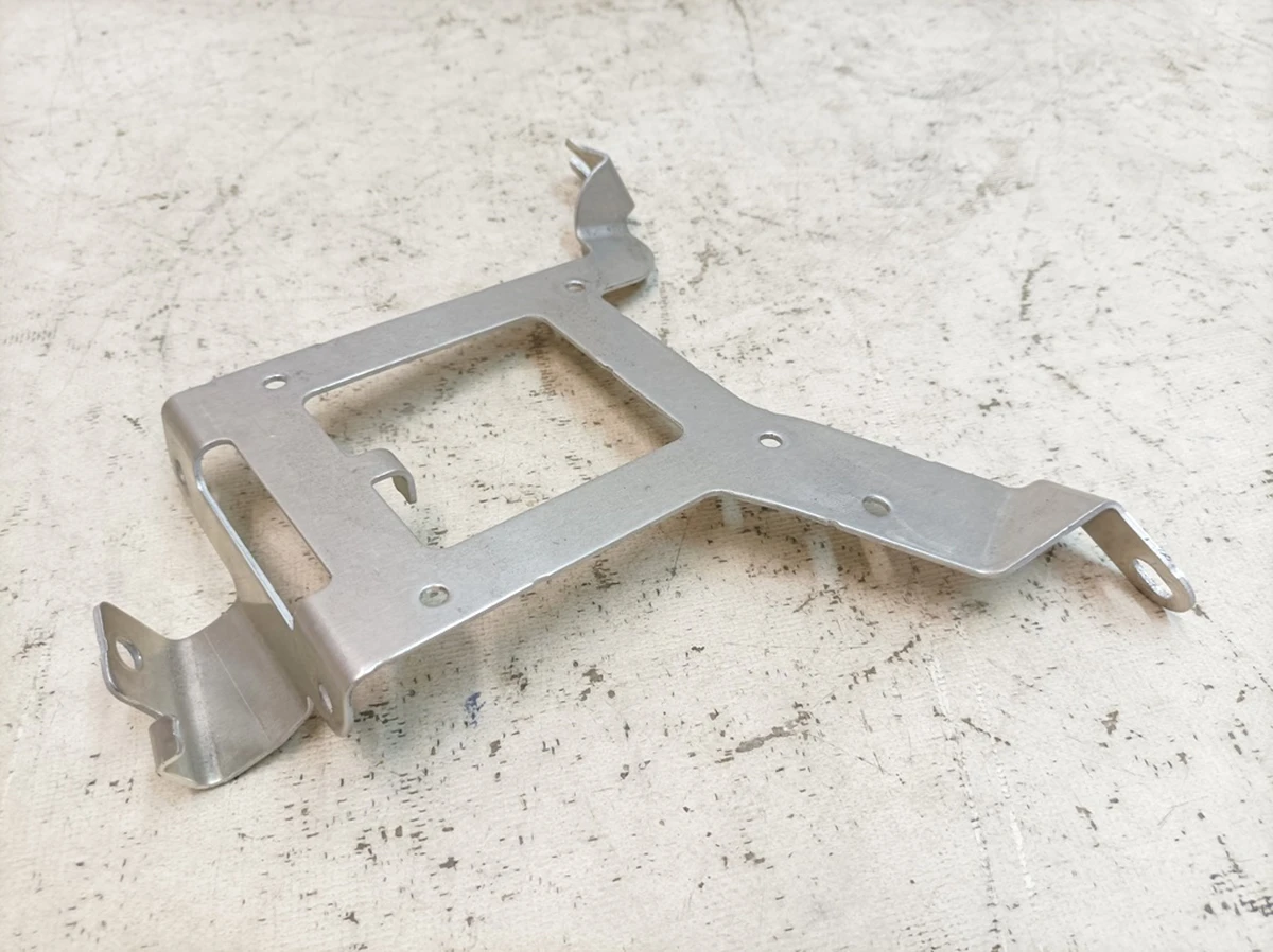 Кронштейн блока управления системы регулирования дорожного просвета Porsche Taycan 9J1907331