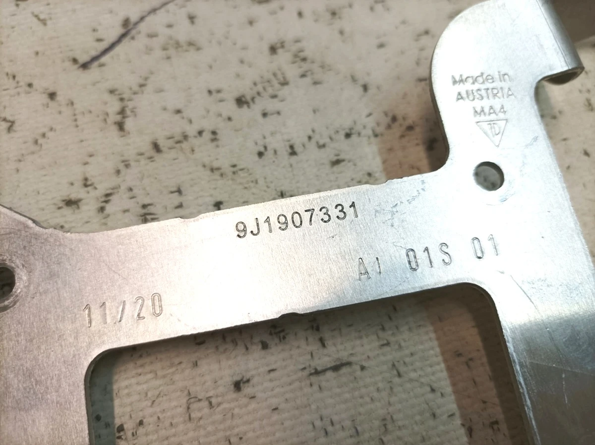 Кронштейн блока управления системы регулирования дорожного просвета Porsche Taycan 9J1907331