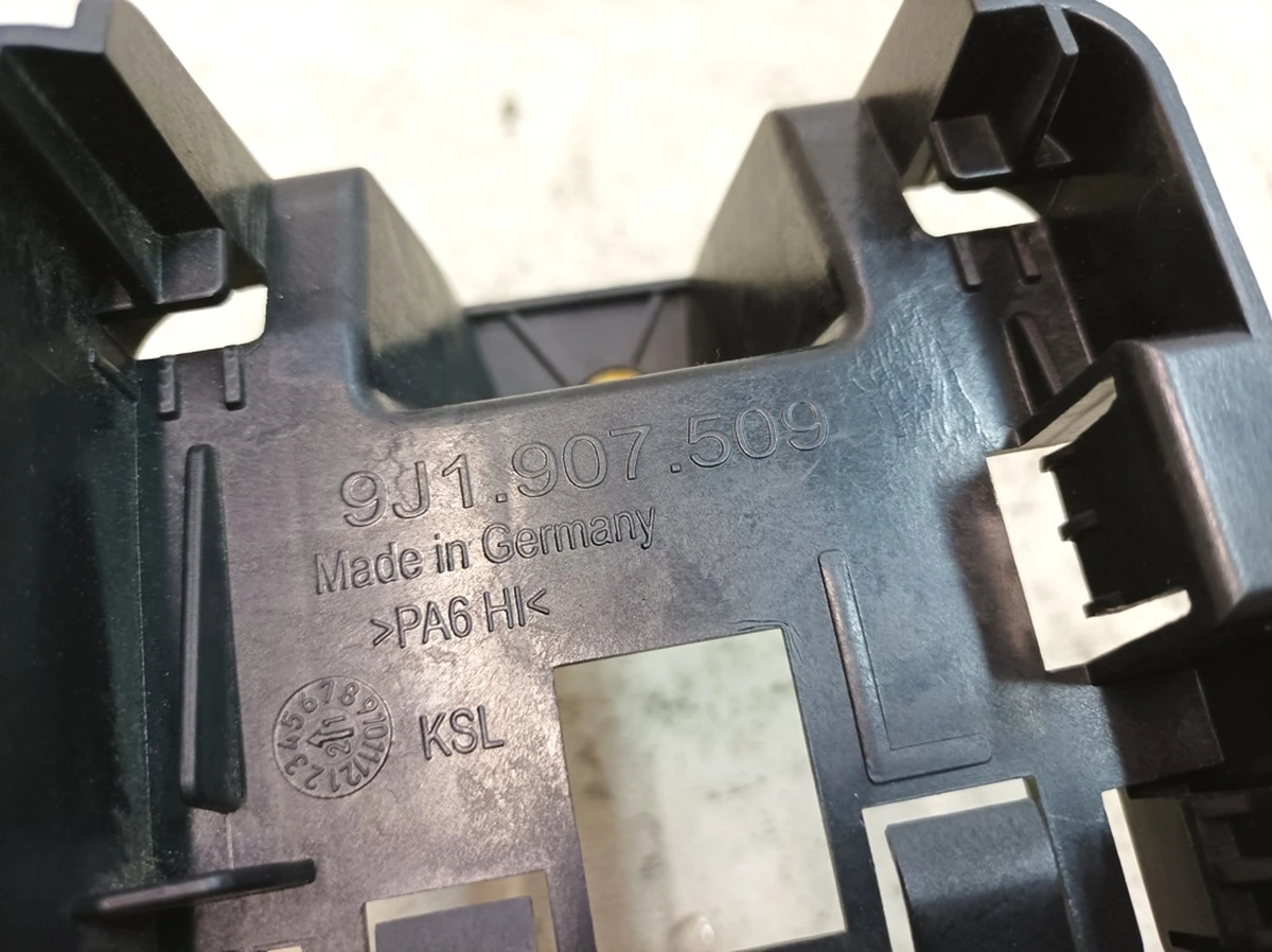 Кронштейн блоку керування лівий задній Porsche Taycan 9J1907509