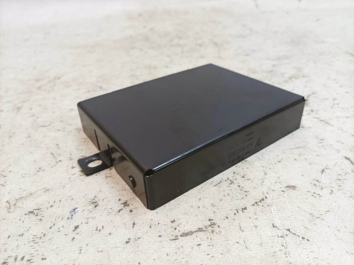 Экран защитный для блока управления Porsche Taycan 9J1907665