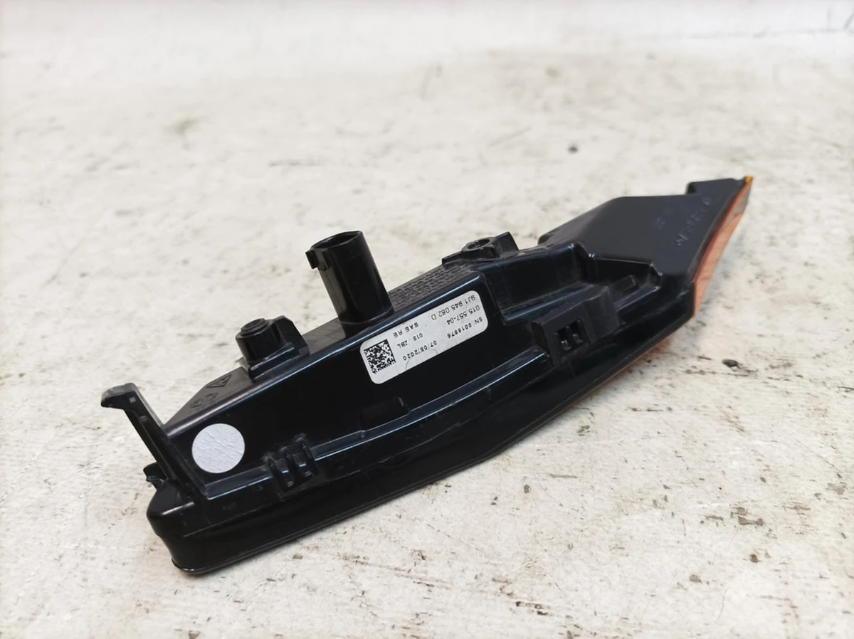 Боковой габаритный огонь правый с повреждением Porsche Taycan 9J1945062D
