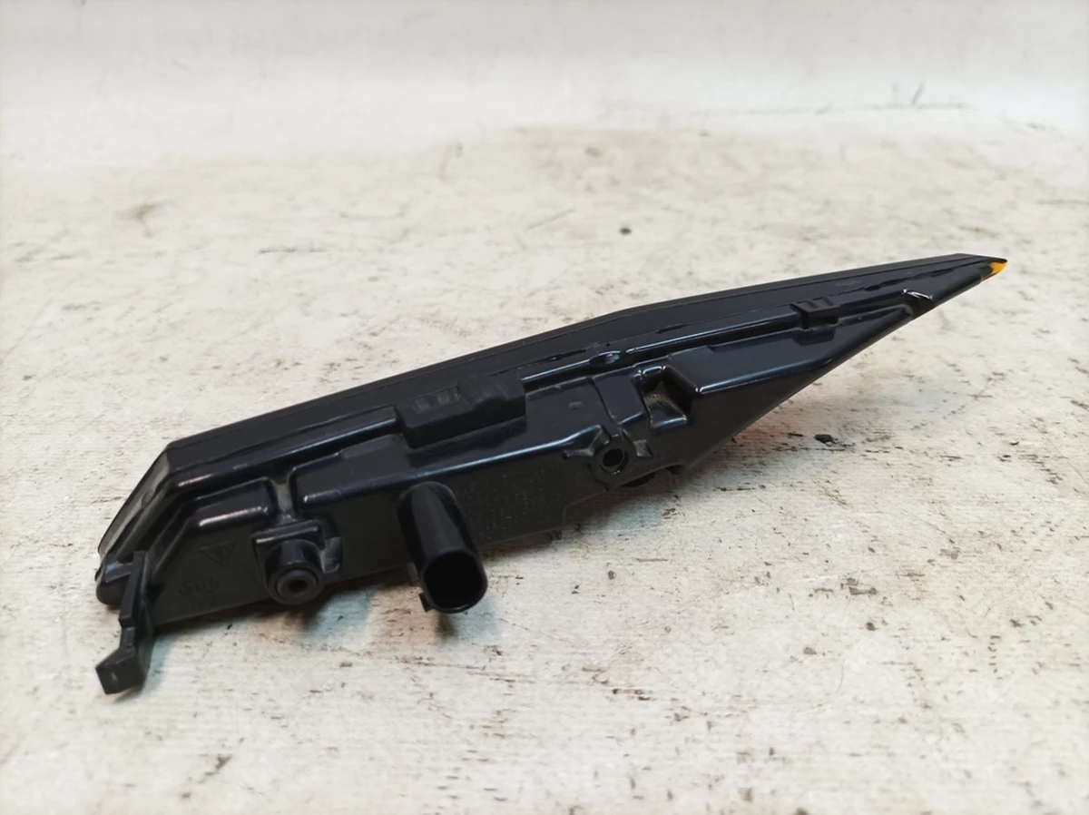 Боковой габаритный огонь правый с повреждением Porsche Taycan 9J1945062D