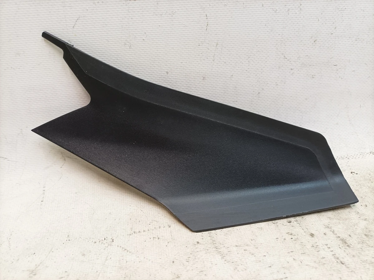 Накладка ліхтаря заднього ліва Porsche Taycan 9J1945425J