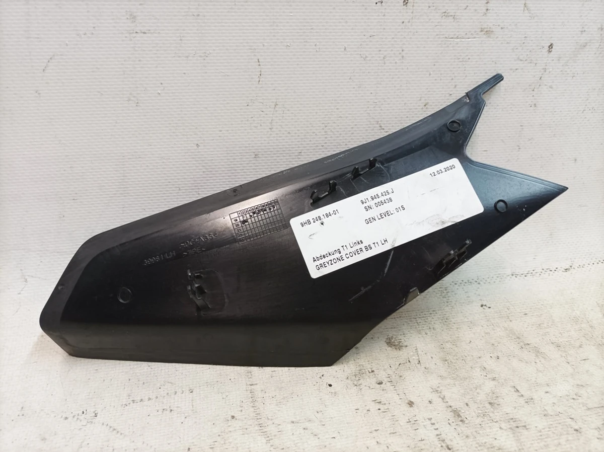 Накладка ліхтаря заднього ліва Porsche Taycan 9J1945425J