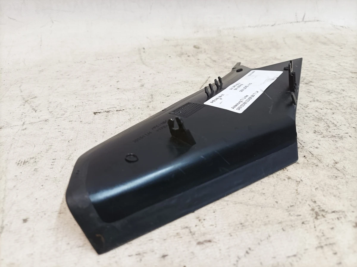 Накладка ліхтаря заднього ліва Porsche Taycan 9J1945425J