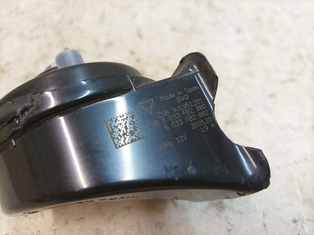 Beep low tone with damaged Porsche Taycan 9J1951201