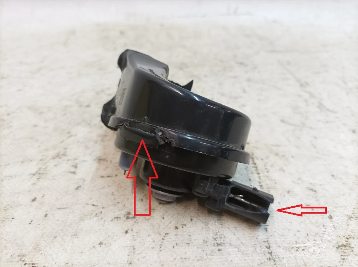 Beep low tone with damaged Porsche Taycan 9J1951201