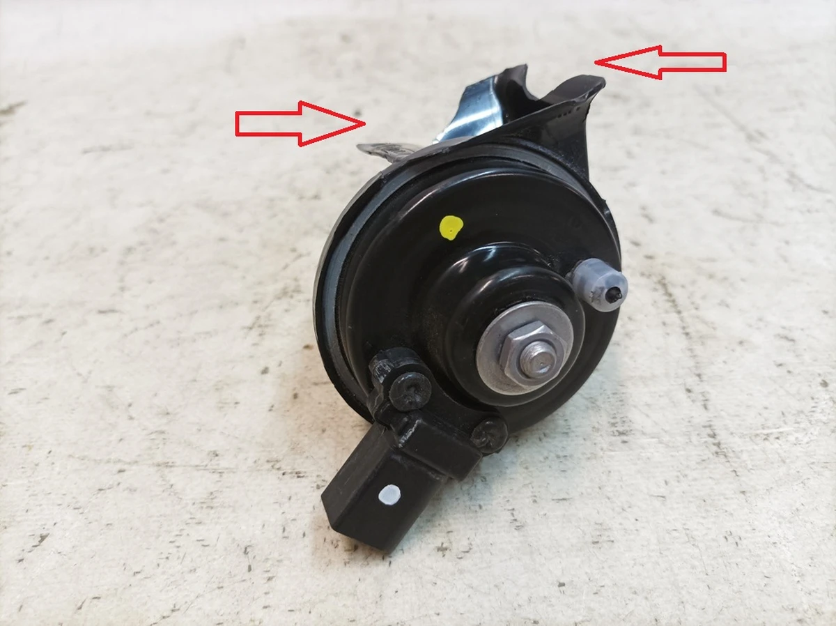 Beep low tone with damaged Porsche Taycan 9J1951201