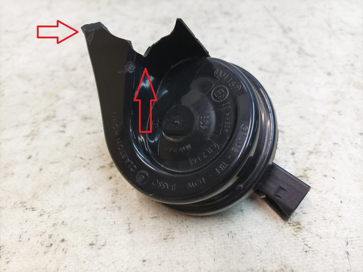 Beep low tone with damaged Porsche Taycan 9J1951201