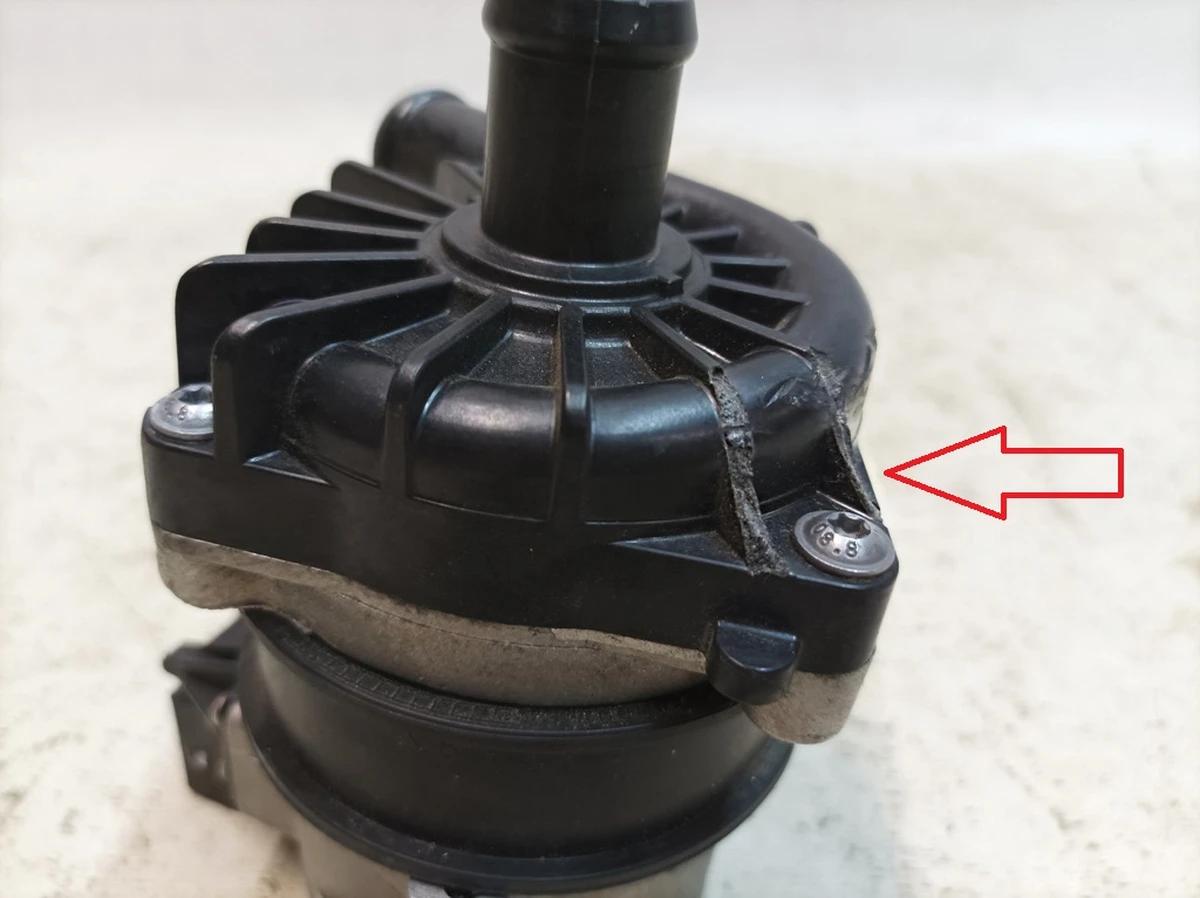 Насос системи охолодження Saleri із пошкодженням Porsche Taycan 9J1965567