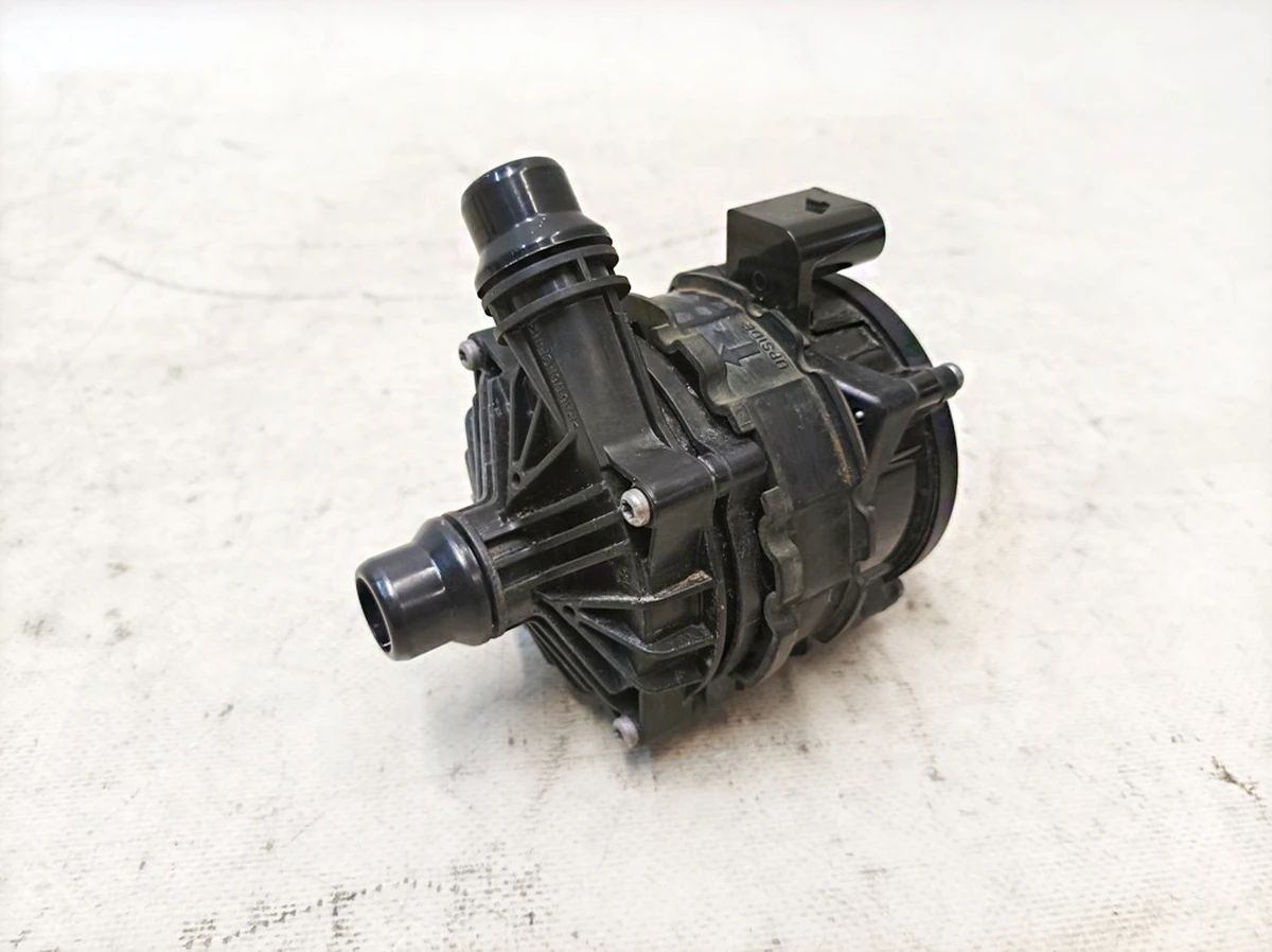 Насос системи охолодження з пошкодженням Mercedes EQS A0005004900