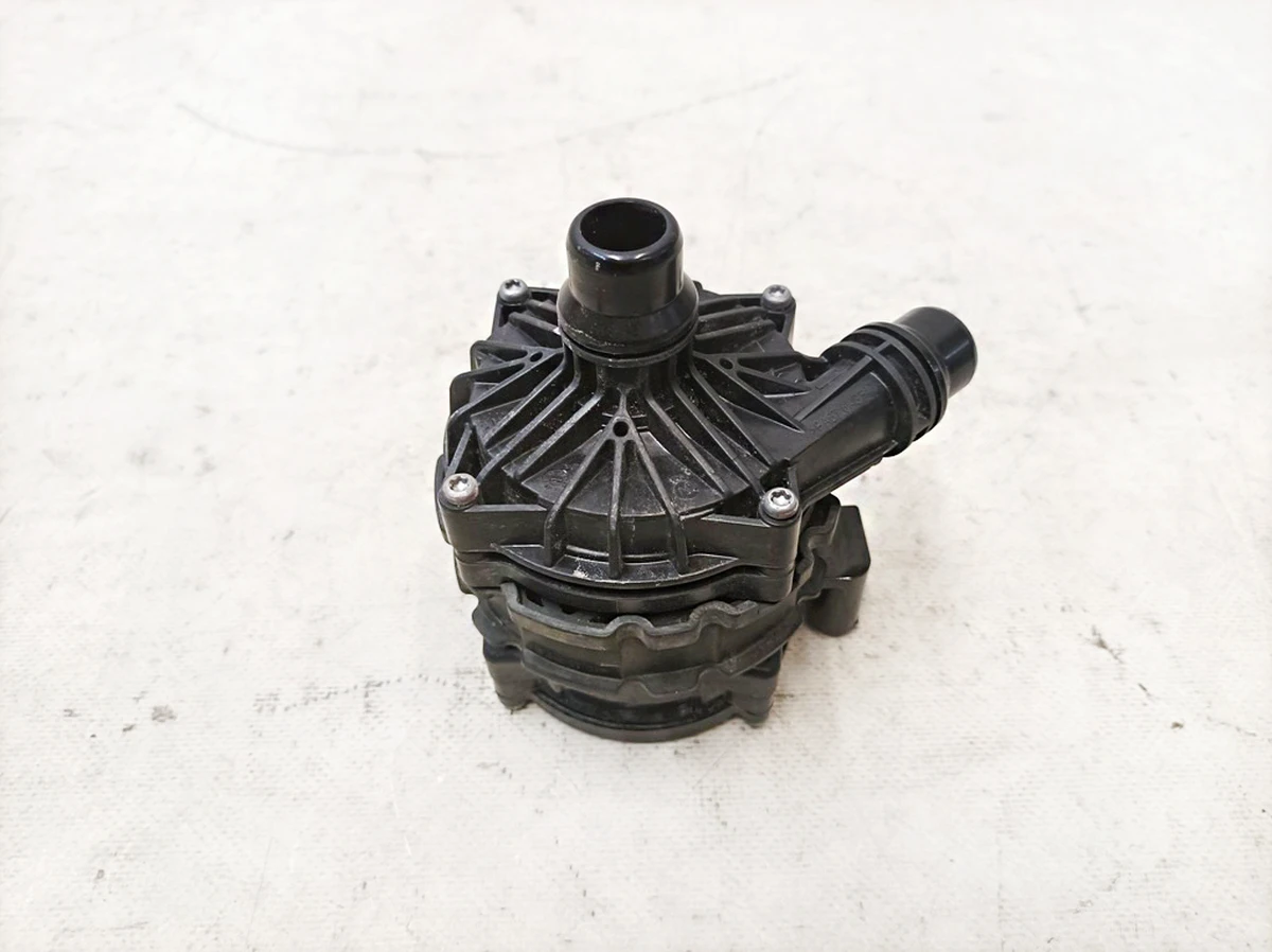 Насос системи охолодження з пошкодженням Mercedes EQS A0005004900