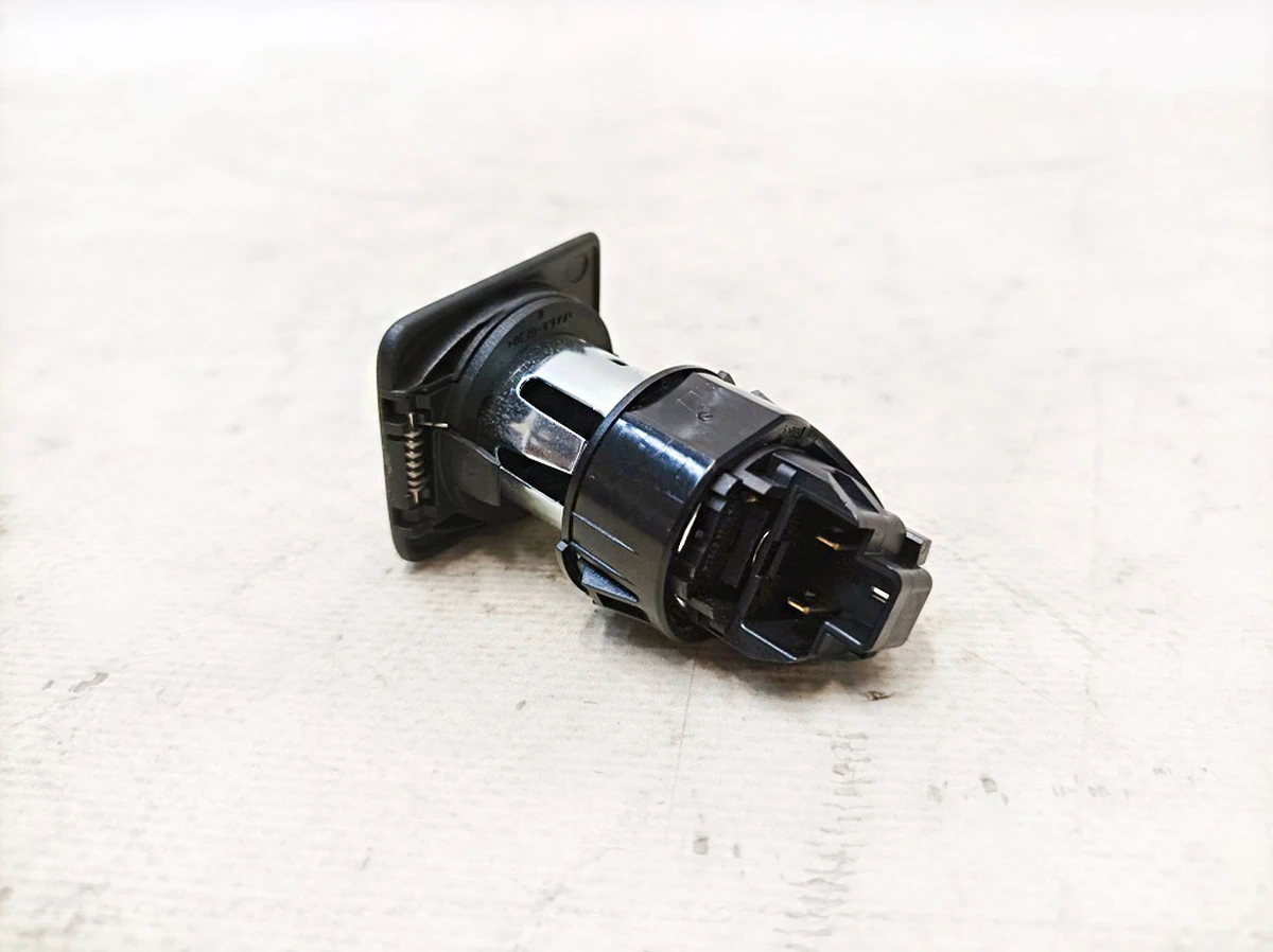 Розетка 12V в зборі Mercedes EQS A0008202805