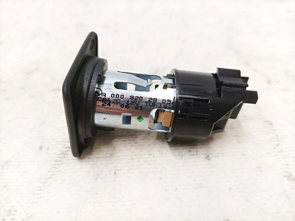 Розетка 12V в зборі Mercedes EQS A0008202805
