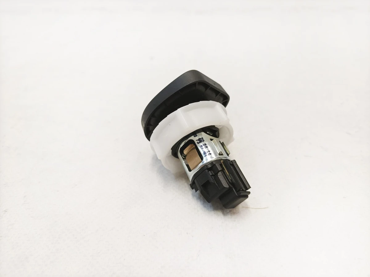 Розетка 12V в зборі Mercedes B-Class A0008205205