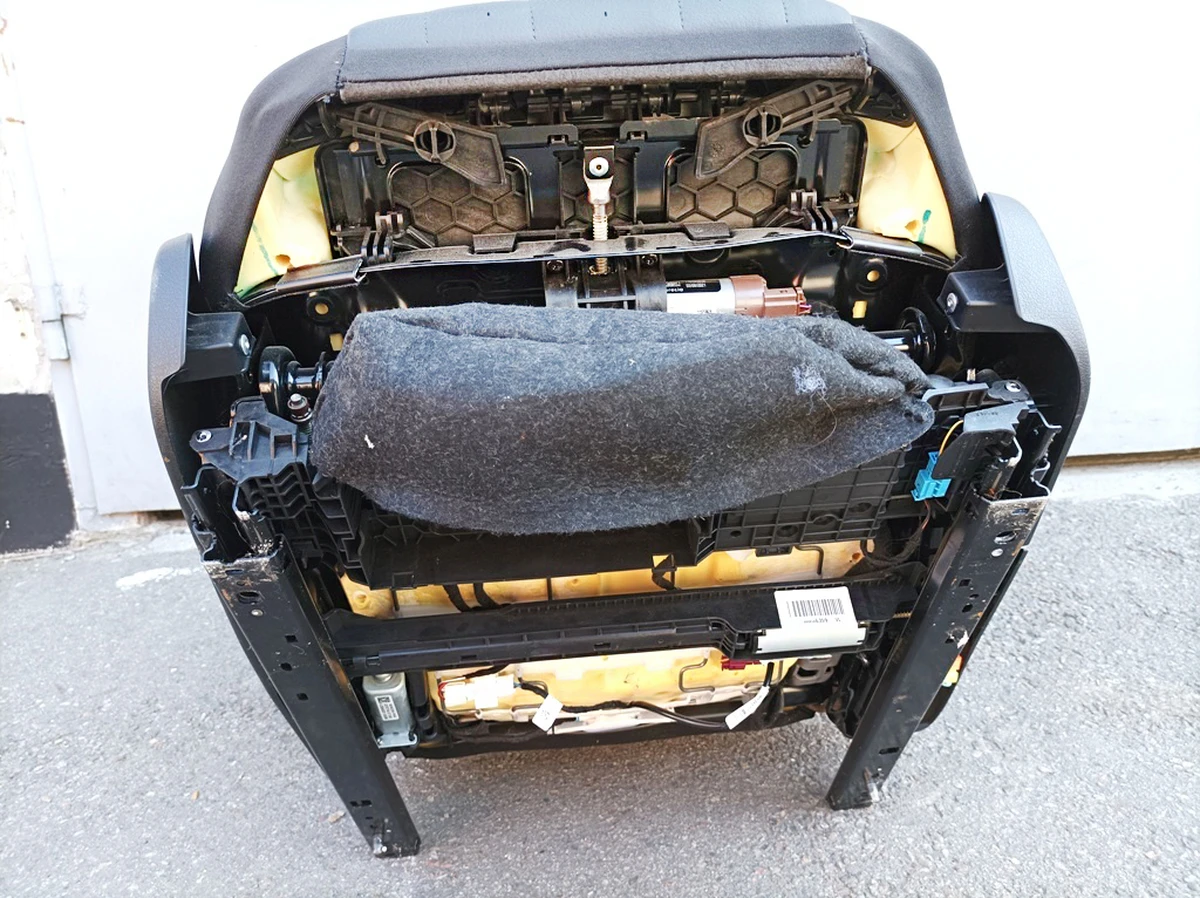 Сидіння переднє ліве вентильоване в зборі (без блоку управління) з вм'ятиною на задній кришці Mercedes EQS A0009108511