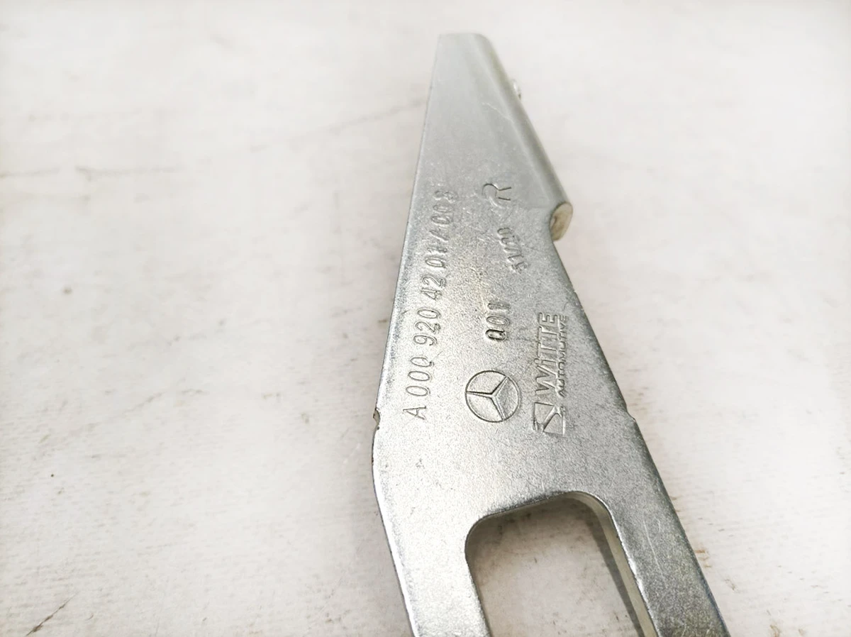 Скоба фіксації спинки сидіння другого ряду права Mercedes EQS A0009204201