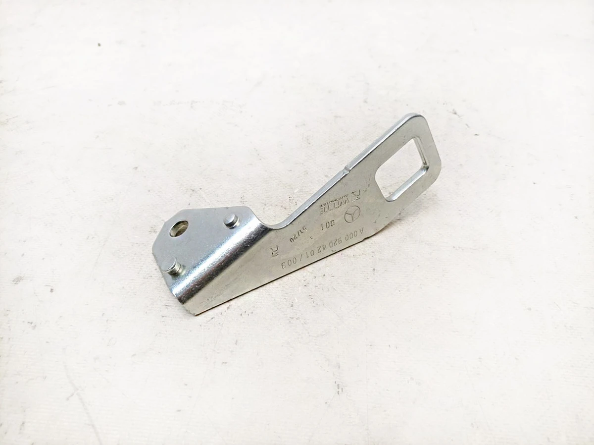 Скоба фіксації спинки сидіння другого ряду права Mercedes EQS A0009204201