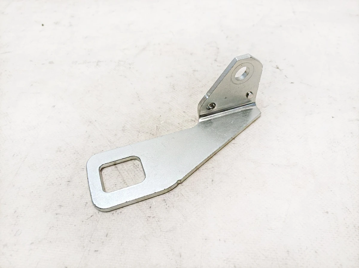 Скоба фіксації спинки сидіння другого ряду права Mercedes EQS A0009204201