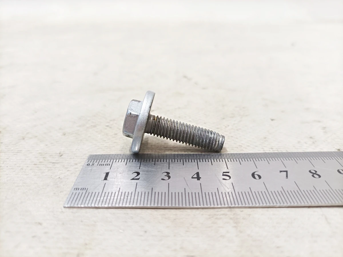 Винт с шестигранной головкой M8x30 Mercedes EQS A0009908711