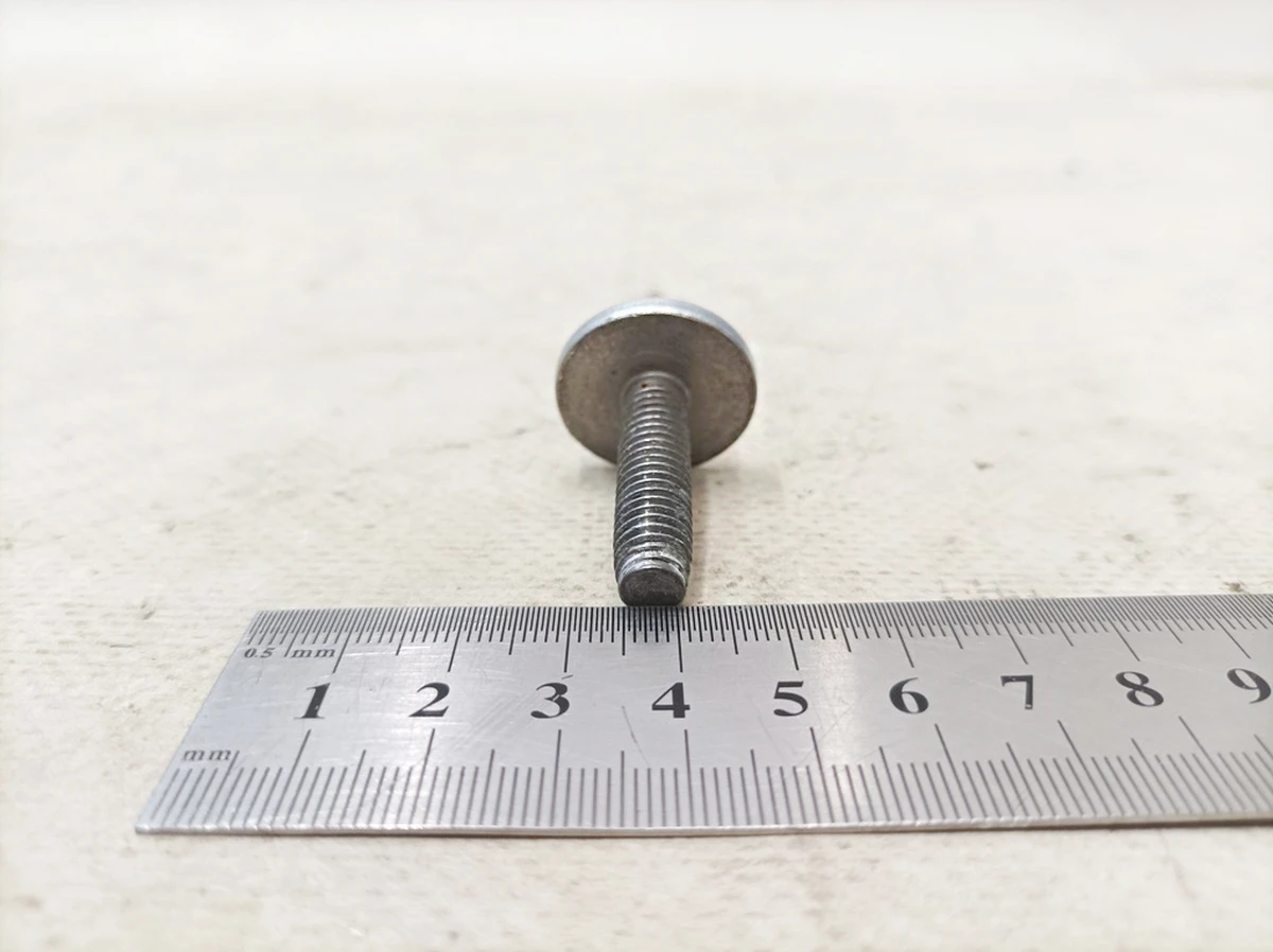 Винт с шестигранной головкой M8x30 Mercedes EQS A0009908711