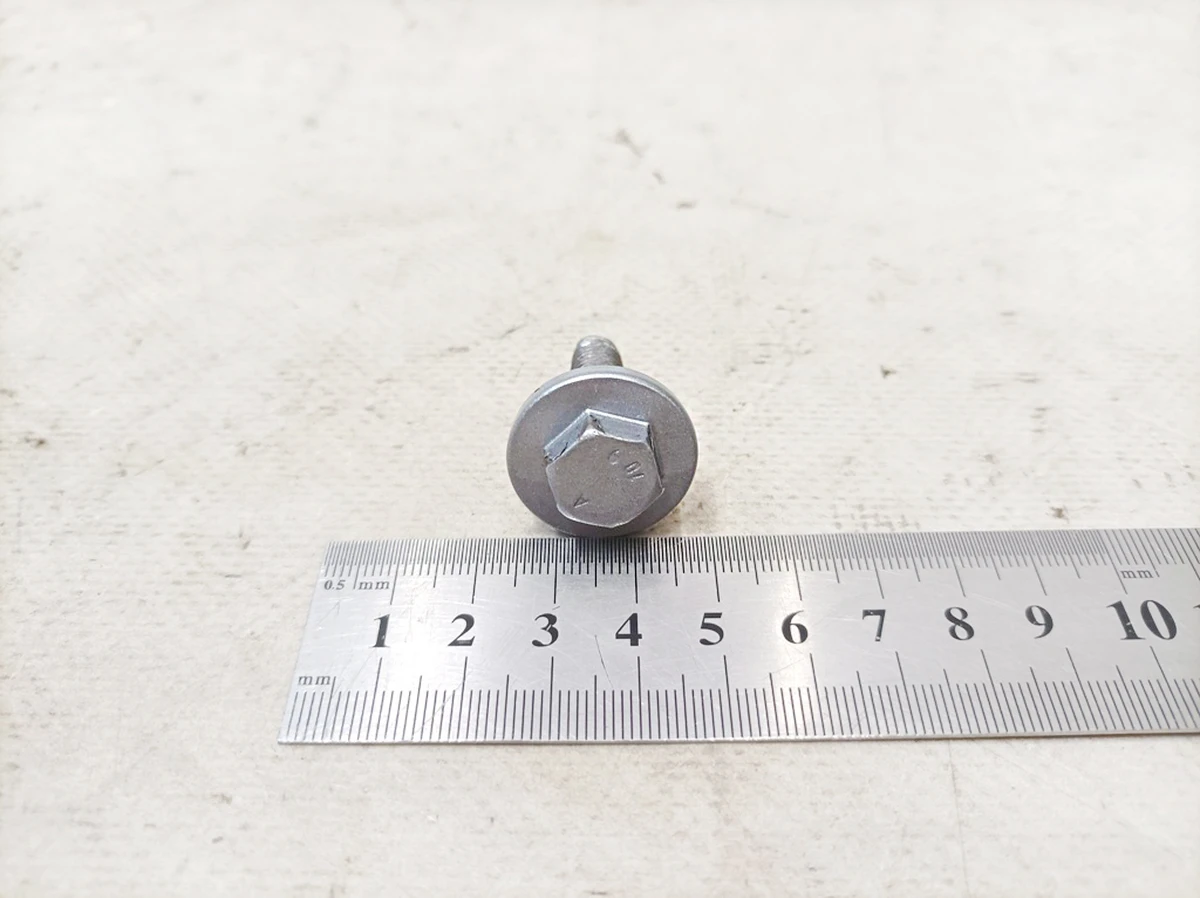 Винт с шестигранной головкой M8x30 Mercedes EQS A0009908711