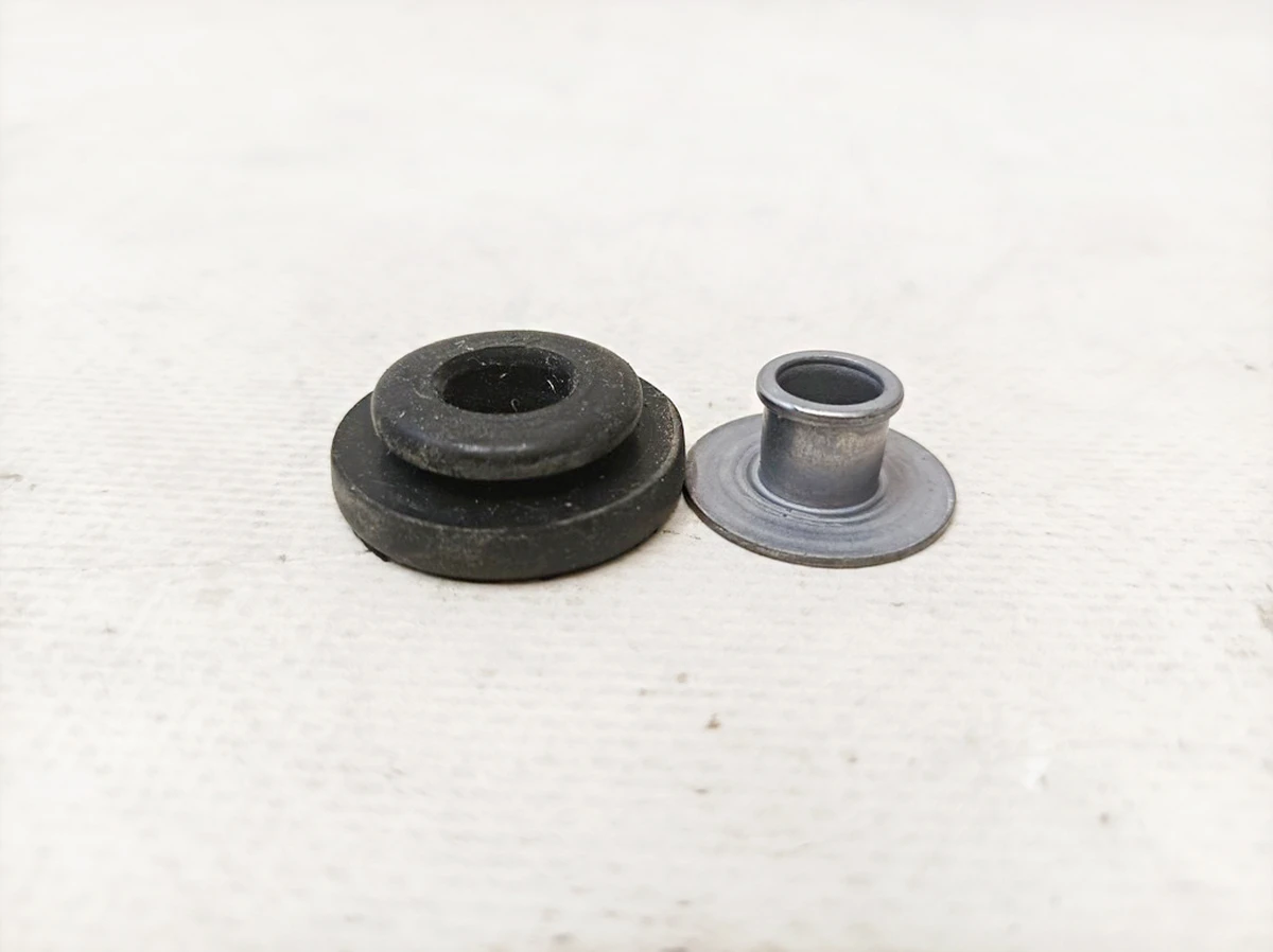 Втулка кронштейна теплообмінника в зборі з упором A0009981542 Mercedes EQS A1678370300