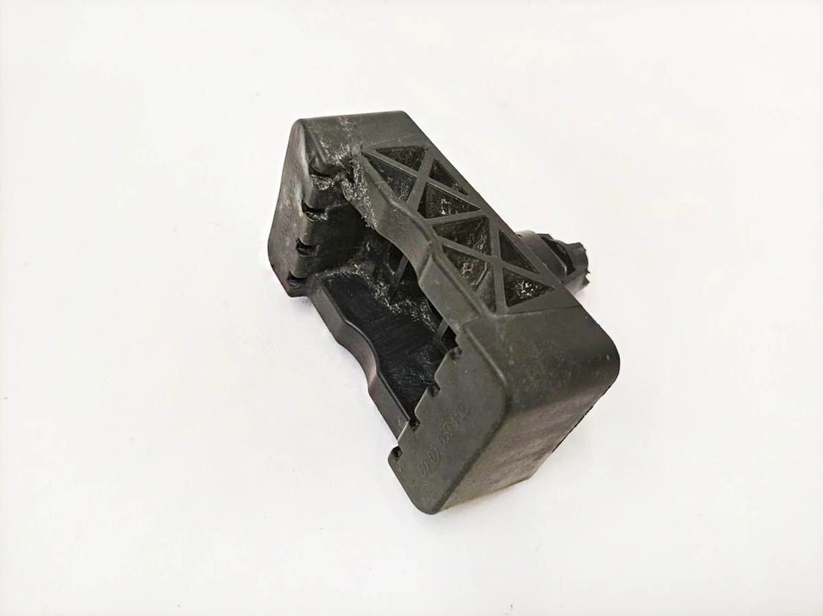 Гнездо домкрата с повреждением Mercedes EQS A2046900009