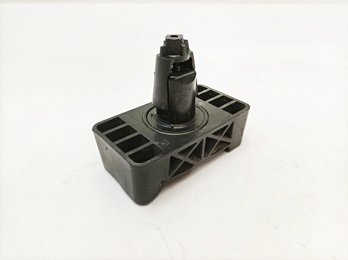 Гнездо домкрата с повреждением Mercedes EQS A2046900009