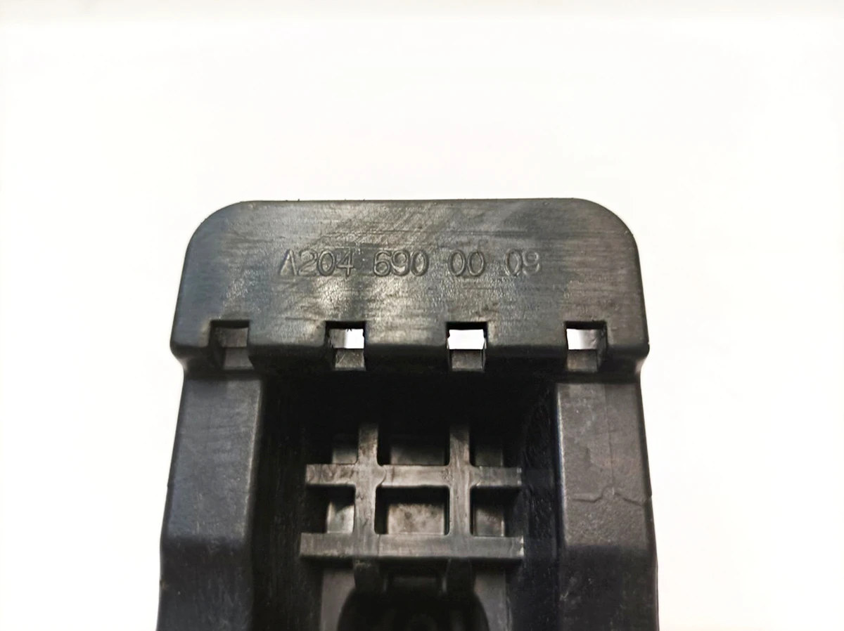 Гнездо домкрата с повреждением Mercedes EQS A2046900009