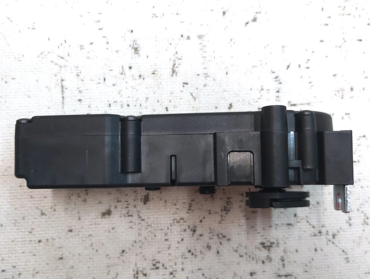 1 Привід (дотяжка) замка кришки багажника A2047500060 Tesla Model S, Model S REST, Model S Feb 2021, Model S June 2025 1003549-00-B