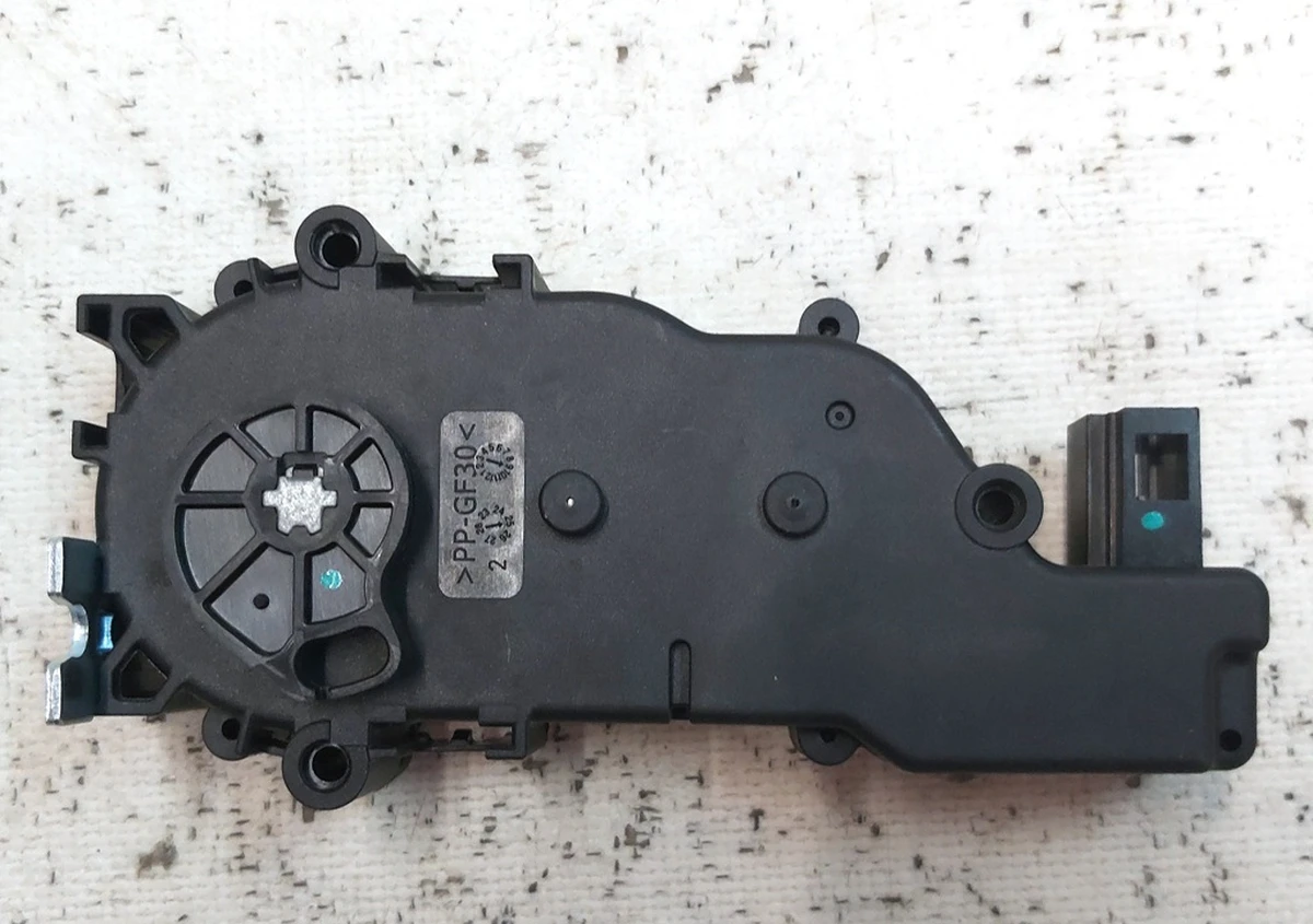 1 Привід (дотяжка) замка кришки багажника A2047500060 Tesla Model S, Model S REST, Model S Feb 2021, Model S June 2025 1003549-00-B