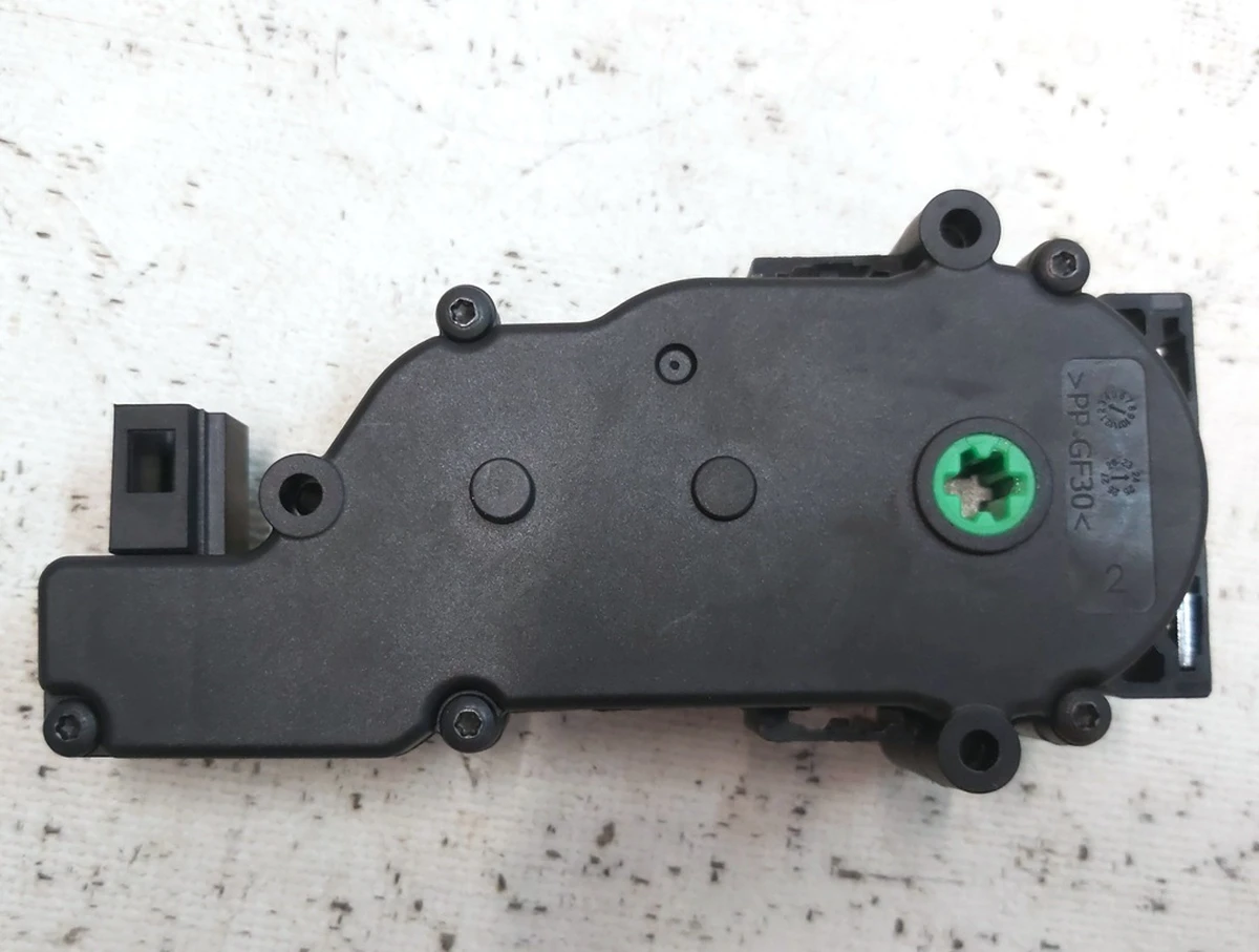 1 Привід (дотяжка) замка кришки багажника A2047500060 Tesla Model S, Model S REST, Model S Feb 2021, Model S June 2025 1003549-00-B