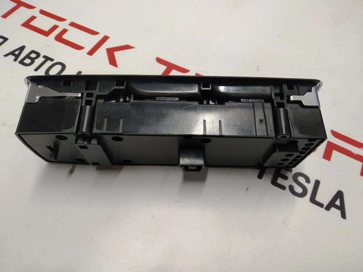 20 Блок управления стеклоподъёмниками водительской двери (без складывания зеркал) Tesla model S, model S REST 1003589-00-B
