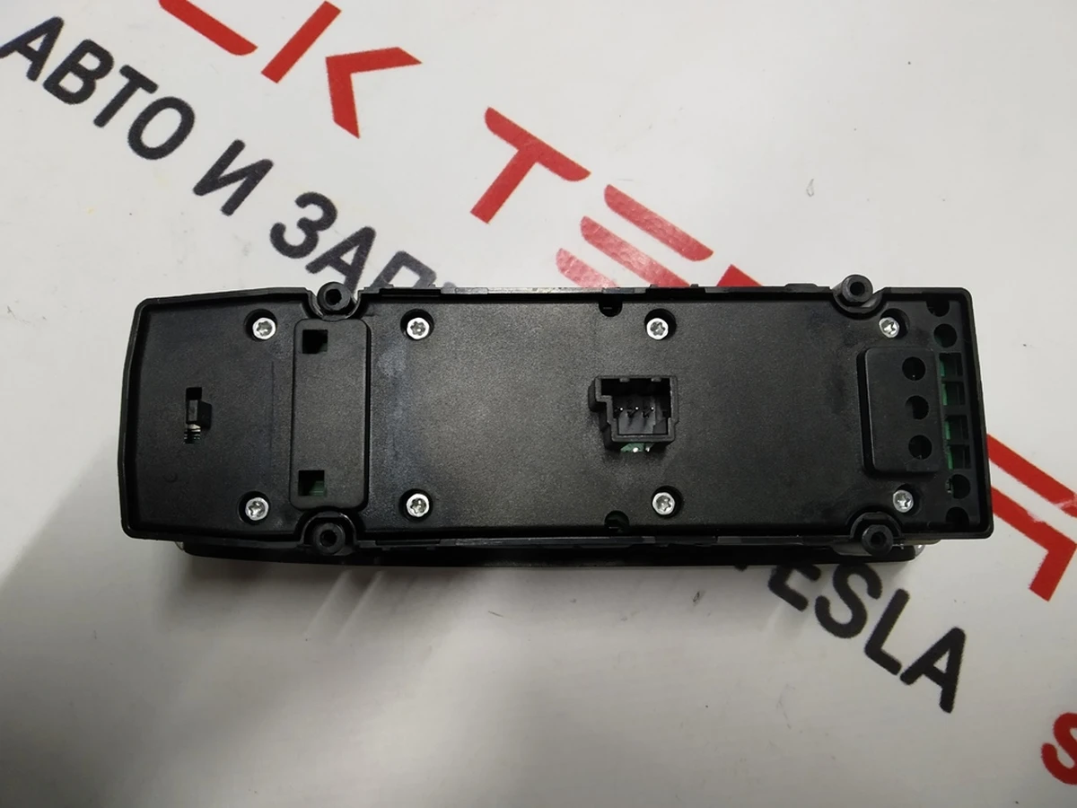 20 Блок управления стеклоподъёмниками водительской двери (без складывания зеркал) Tesla model S, model S REST 1003589-00-B