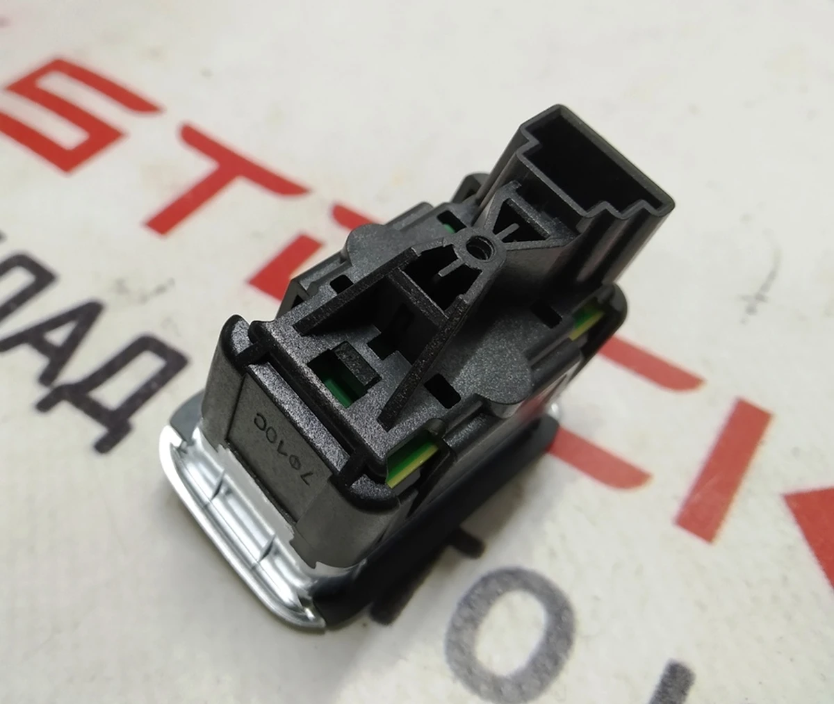 22 Reg button glass height (front right rear right/left) (fastening broken off) Tesla model X S REST 1003749-00-B