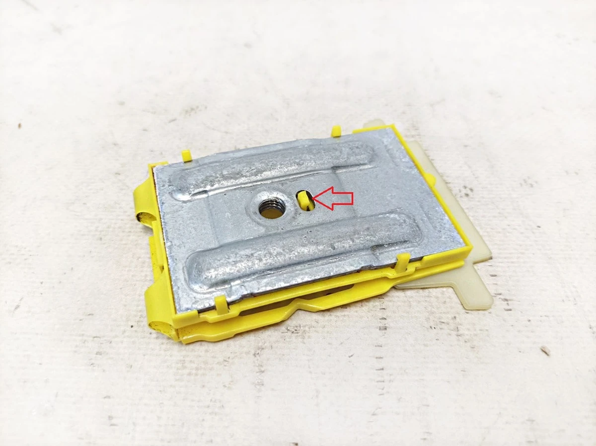 Door glass mounting bracket with damage Mercedes EQS A2057205210