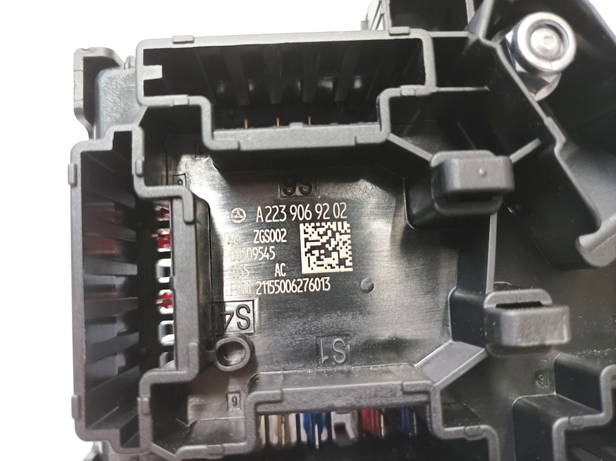 Relay and fuse block (with fuses and relays) Mercedes EQS A2239069202